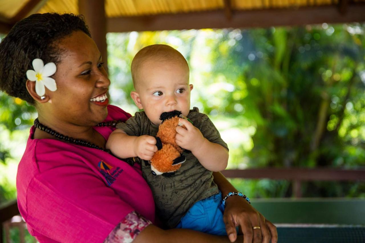 Outrigger Fiji Beach Resort Korotogo Extérieur photo A mother and child in the Marshall Islands