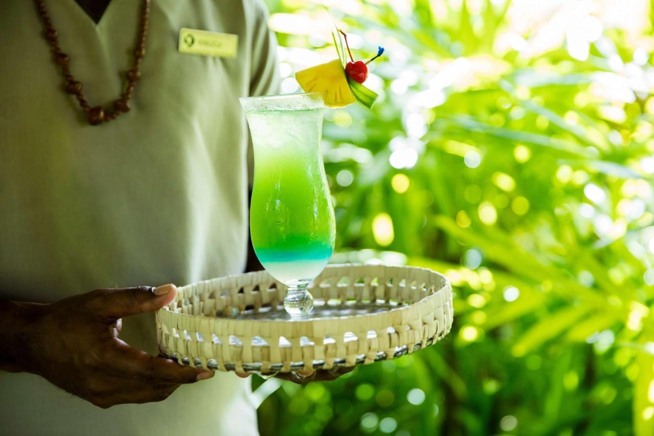 Outrigger Fiji Beach Resort Korotogo Extérieur photo A server holding a tray