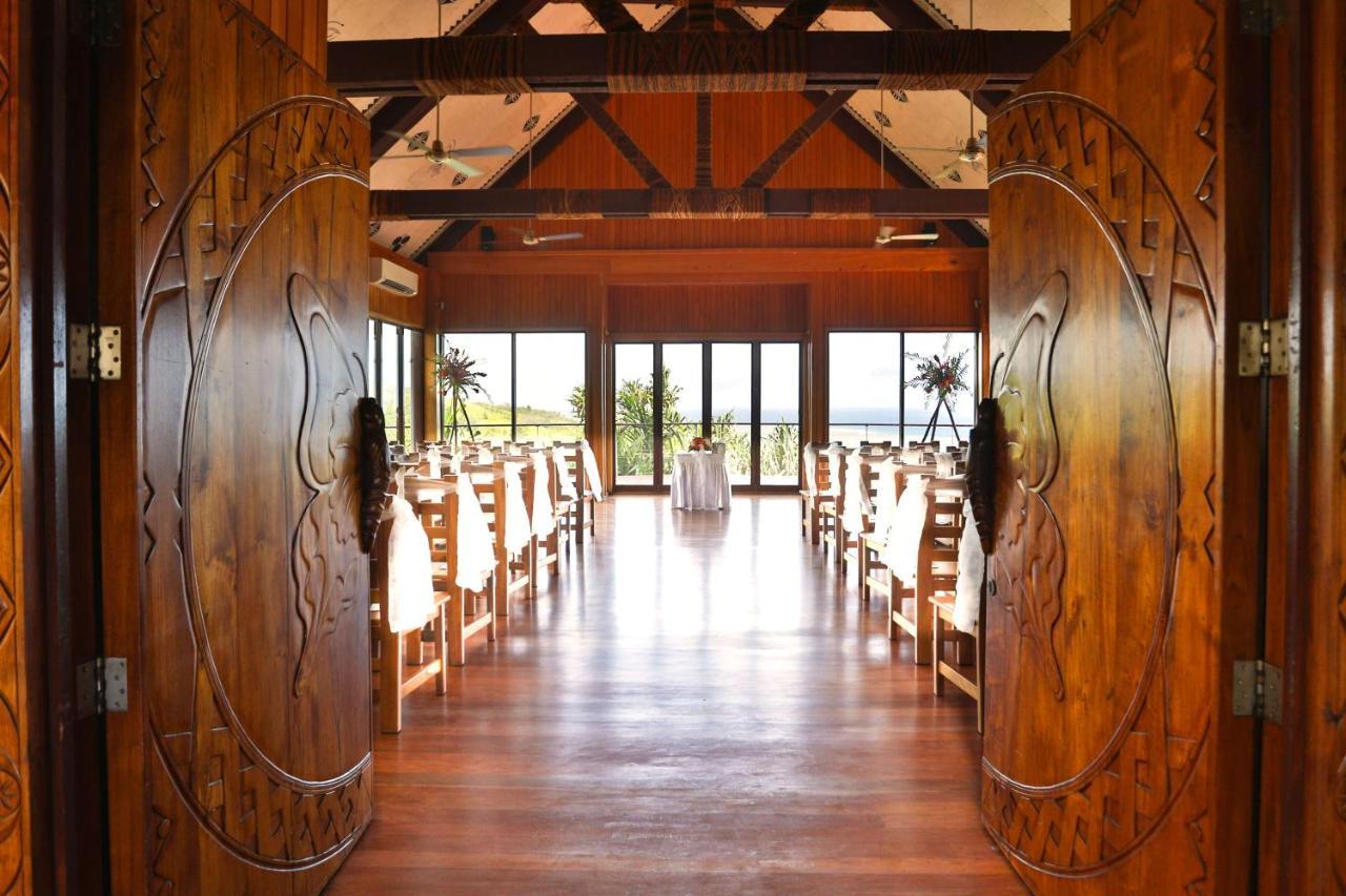 Outrigger Fiji Beach Resort Korotogo Extérieur photo The interior of the church