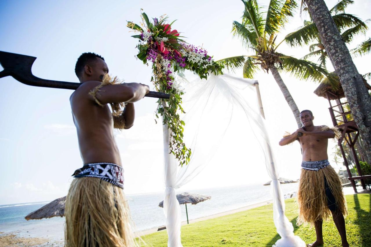Outrigger Fiji Beach Resort Korotogo Extérieur photo A Samoan wedding