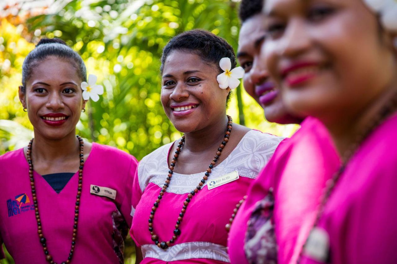 Outrigger Fiji Beach Resort Korotogo Extérieur photo A group of Dominican women