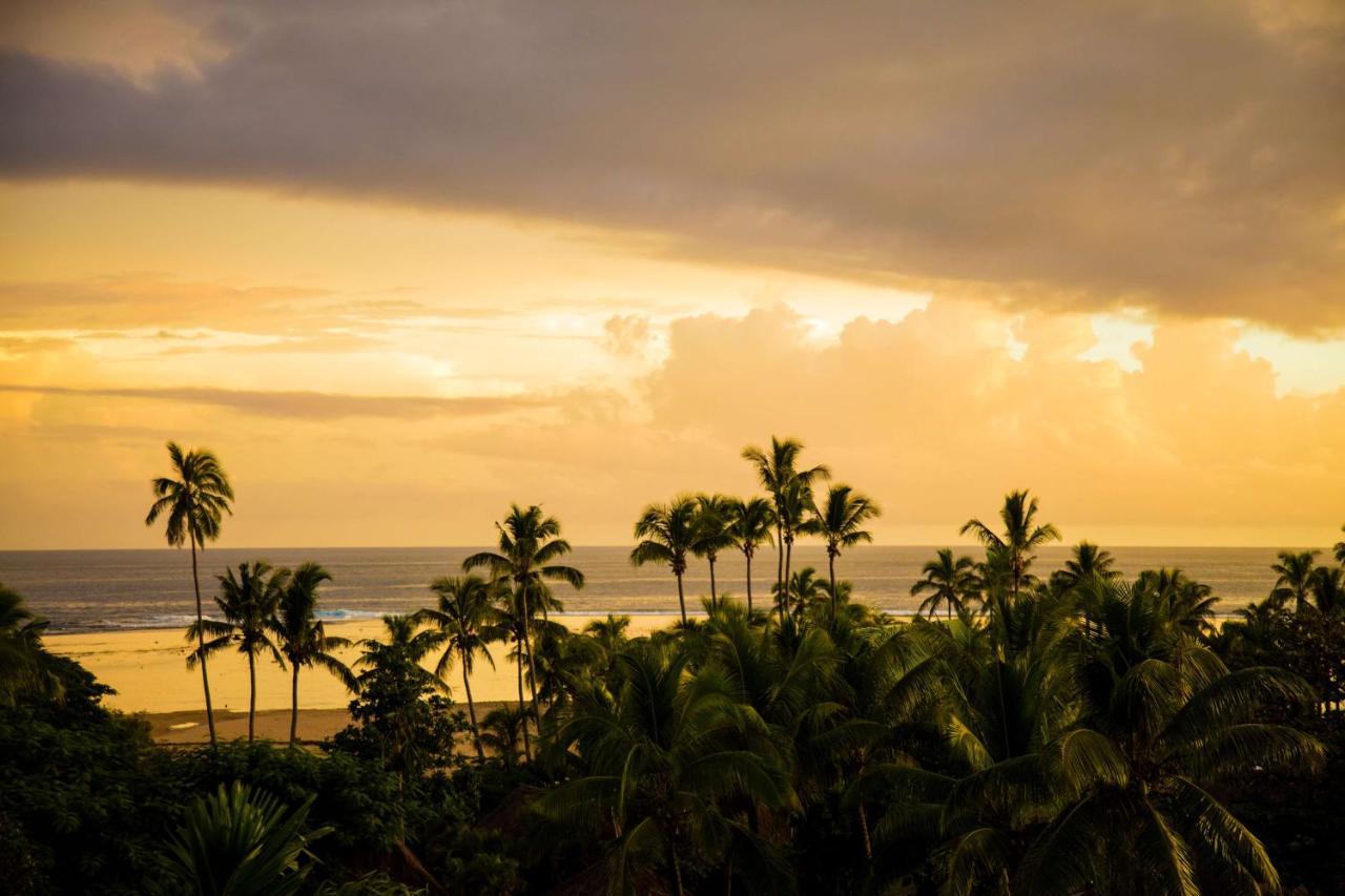 Outrigger Fiji Beach Resort Korotogo Extérieur photo Sunset at the beach