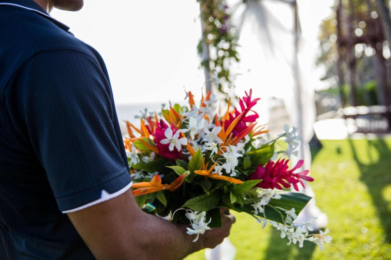 Outrigger Fiji Beach Resort Korotogo Extérieur photo A bouquet of tropical flowers