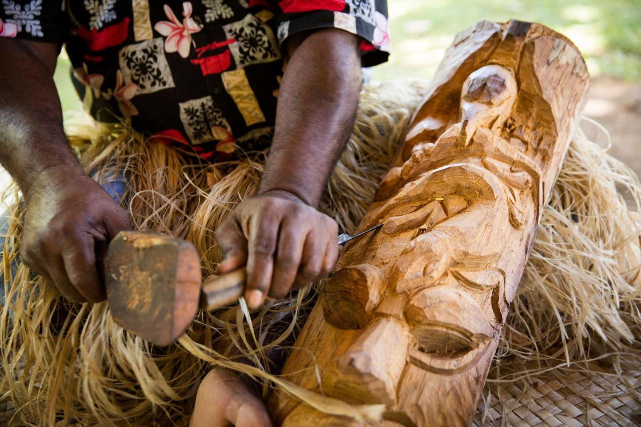 Outrigger Fiji Beach Resort Korotogo Extérieur photo A man carving a mask in the Solomon Islands