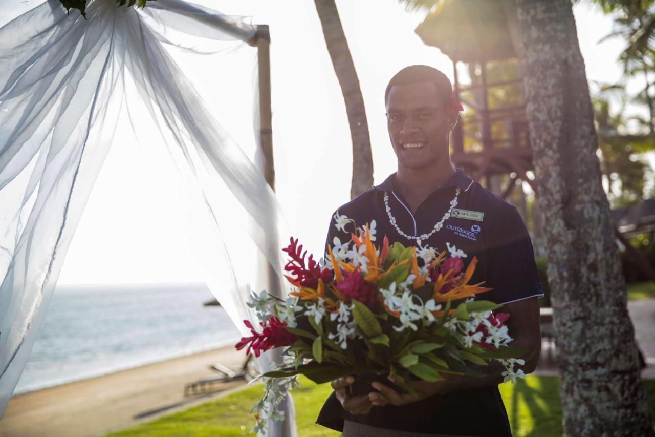 Outrigger Fiji Beach Resort Korotogo Extérieur photo A staff member at the Four Seasons Resort Maldives at the Landaa Giraavaru