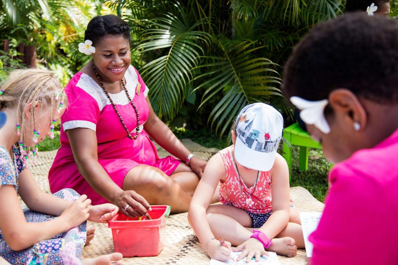 Outrigger Fiji Beach Resort Korotogo Extérieur photo A woman from the Seychelles with children