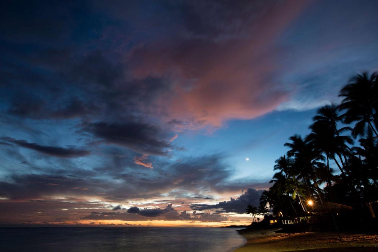Outrigger Fiji Beach Resort Korotogo Extérieur photo Sunset at the beach