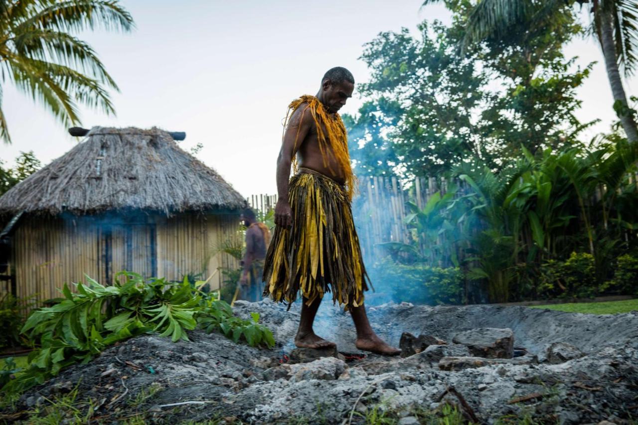 Outrigger Fiji Beach Resort Korotogo Extérieur photo A man from the village of Malu'a Satu, on the island of American Samoa