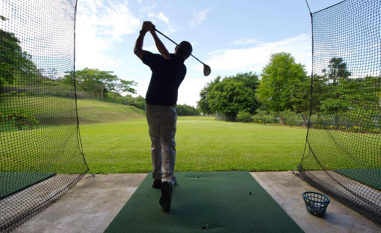 Outrigger Fiji Beach Resort Korotogo Extérieur photo A golfer practicing at a driving range
