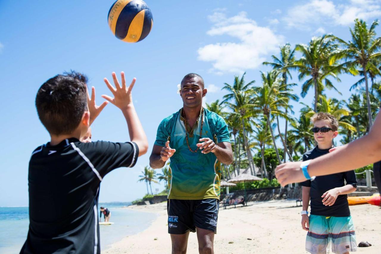 Outrigger Fiji Beach Resort Korotogo Extérieur photo Children playing beach volleyball