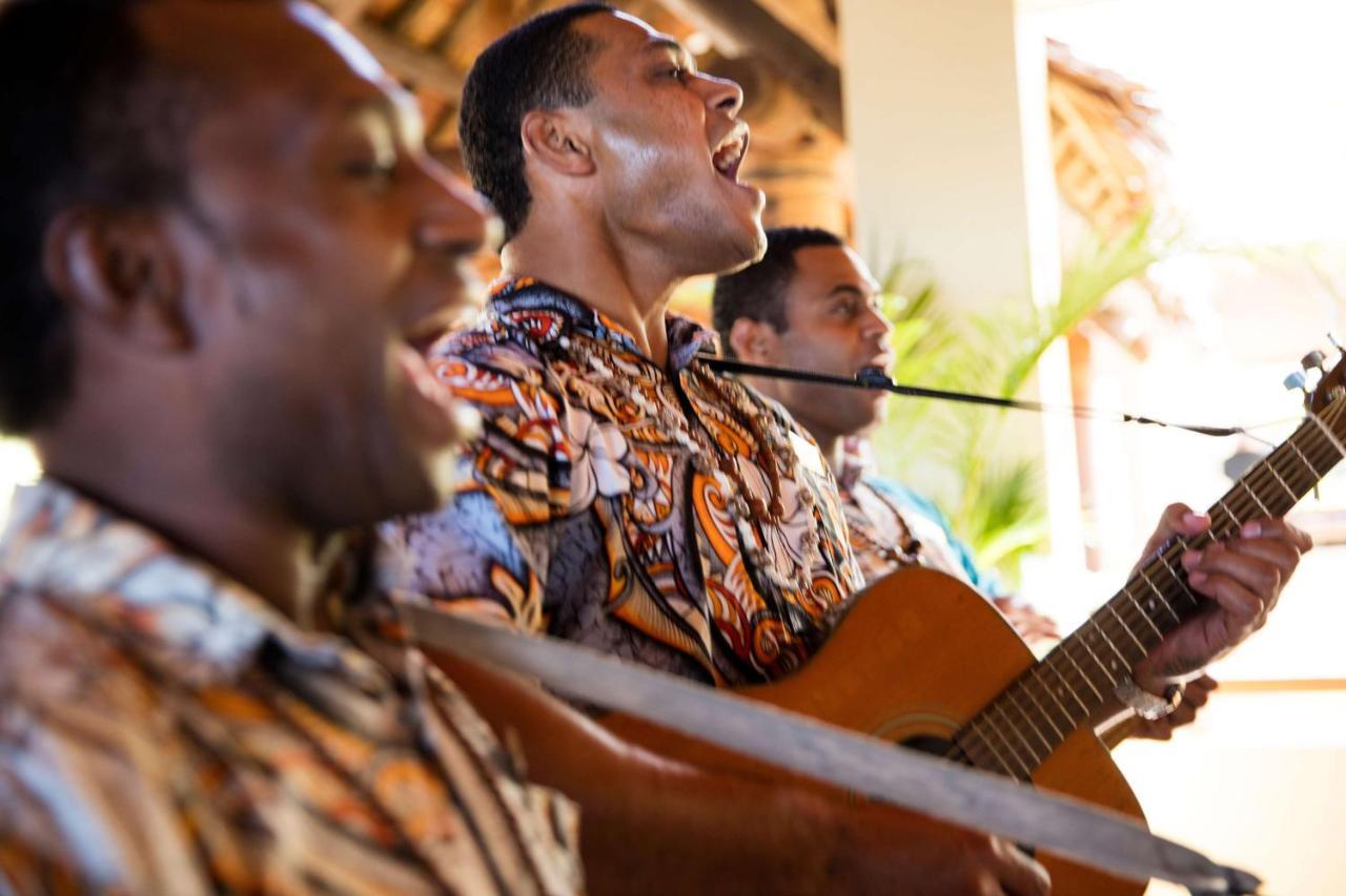 Outrigger Fiji Beach Resort Korotogo Extérieur photo Musicians at the 2011 conference