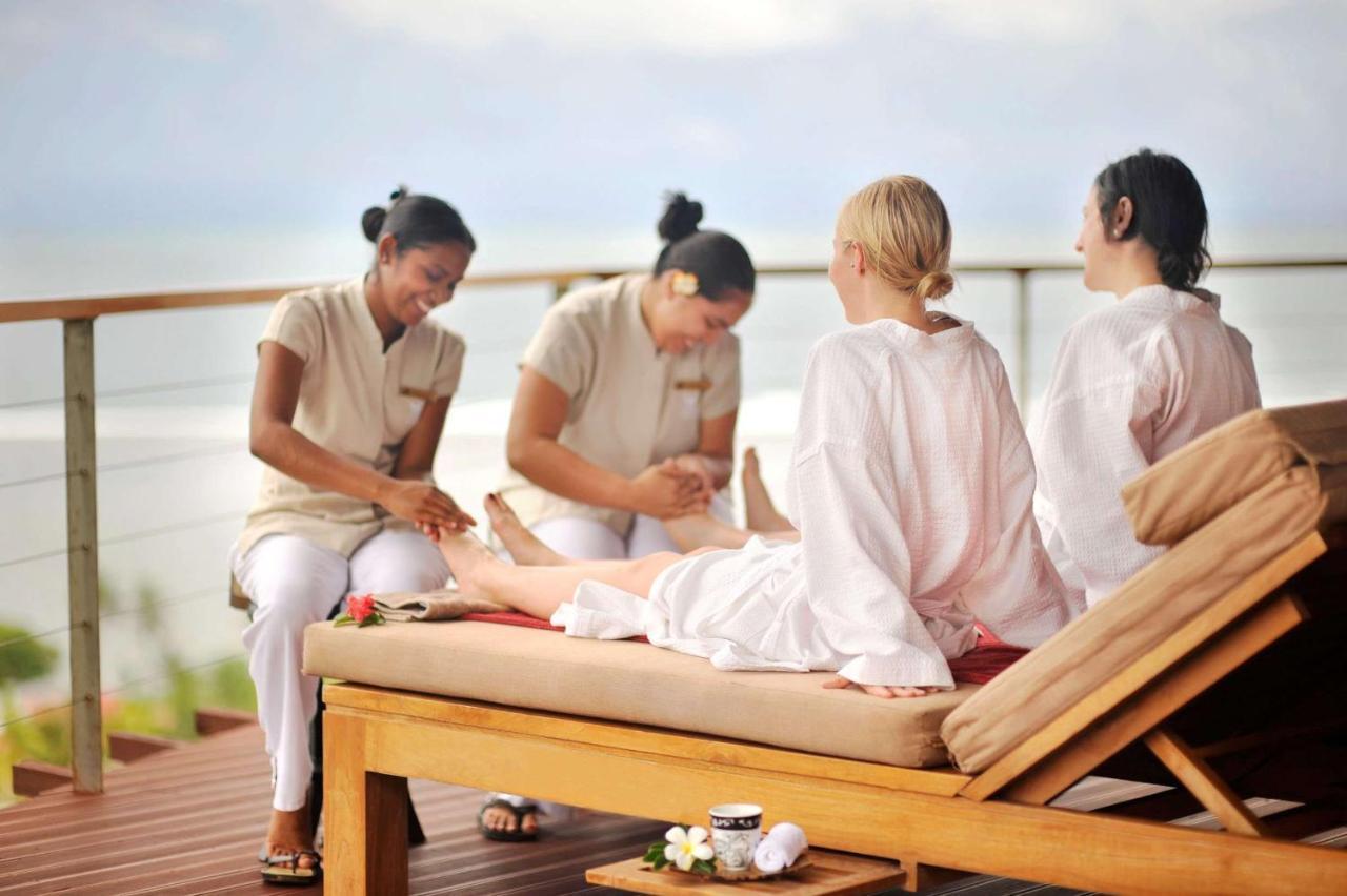 Outrigger Fiji Beach Resort Korotogo Extérieur photo Spa treatment